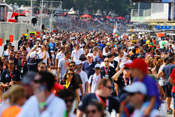 Fans tijdens de pitwalk
