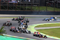 Daniil Kvyat, Red Bull Racing RB11, beim Start