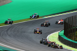 Fernando Alonso, McLaren MP4-30, und Marcus Ericsson, Sauber C34, kommen beim Start von der Linie ab