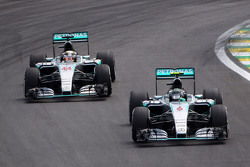 Nico Rosberg, Mercedes AMG F1 W06, vor Lewis Hamilton, Mercedes AMG F1 W06