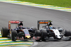 Sergio Perez, Sahara Force India F1 VJM08, und Max Verstappen, Scuderia Toro Rosso STR10, im Zweikam
