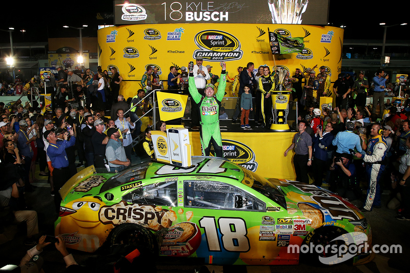 Jalur Kemenangan Kejuaraan: Pemenang balapan dan Juara NASCAR Sprint Cup 2015 Kyle Busch, Joe Gibbs Racing Toyota