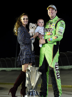1. und Champion NASCAR Sprint-Cup 2015 Kyle Busch mit Frau Samantha und Sohn Brexton