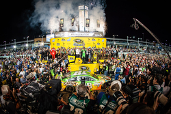Victory-Lane: 1. und Champion NASCAR Sprint-Cup 2015: Kyle Busch, Joe Gibbs Racing Toyota, beim Feie