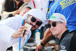 Nico Hulkenberg, Sahara Force India F1 signs autographs for the fans