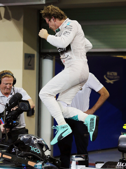 1. Nico Rosberg, Mercedes AMG F1 W06, beim Feiern im Parc Fermé
