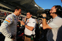 Jenson Button, McLaren met Will Buxton, NBC Sports Network TV Presentator op de grid