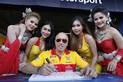 Tom Coronel, ROAL Motorsport met grid girls