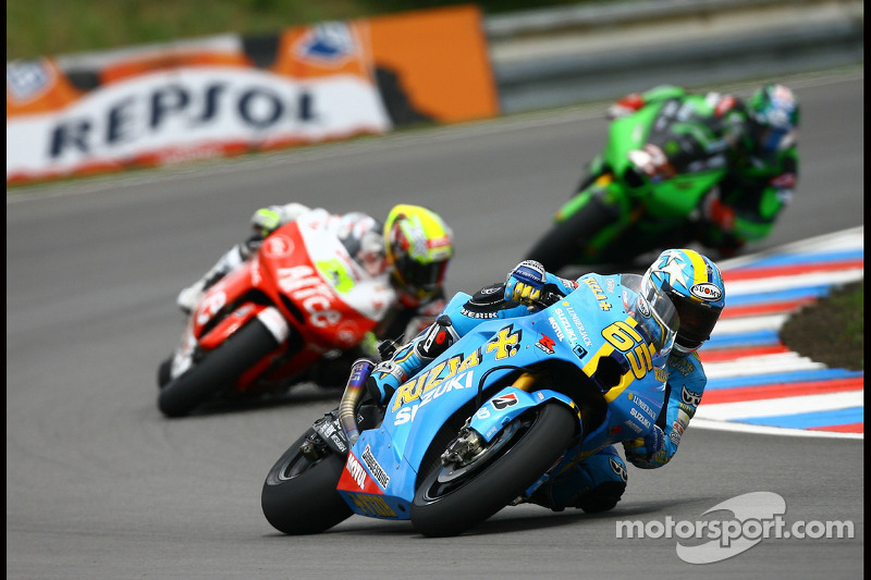 Pembalap Suzuki, Loris Capirossi, berada di depan Tony Elias, Ducati, dan John Hopkins, Kawasaki, di balapan MotoGP Rep. Ceko 2008.