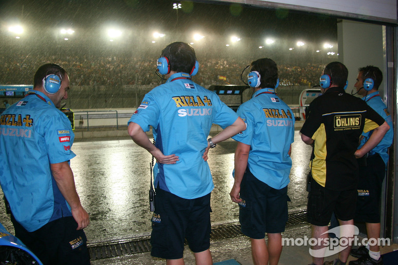Les membres de l'équipe Rizla Suzuki s'attardent sur la tempête qui tombe sur le Losail International Circuit