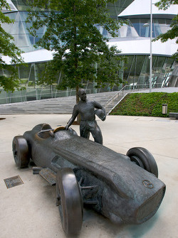 Una estatua de bronce de Juan Manuel Fangio y su Mercedes-Benz W196