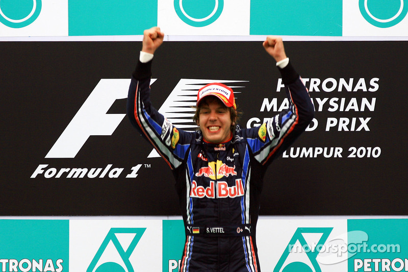 Sebastian Vettel, pembalap Red Bull Racing, merayakan kemenangan di F1 GP Malaysia 2010.