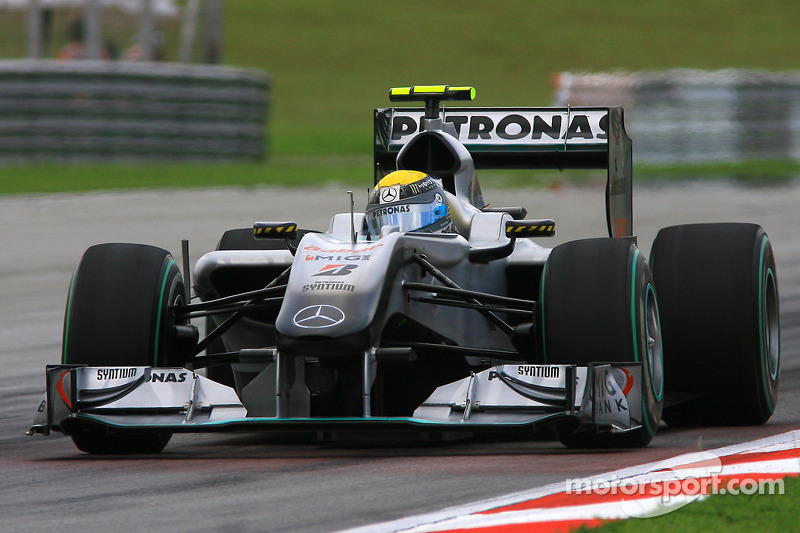 2010: Mercedes'in ilk podyumu