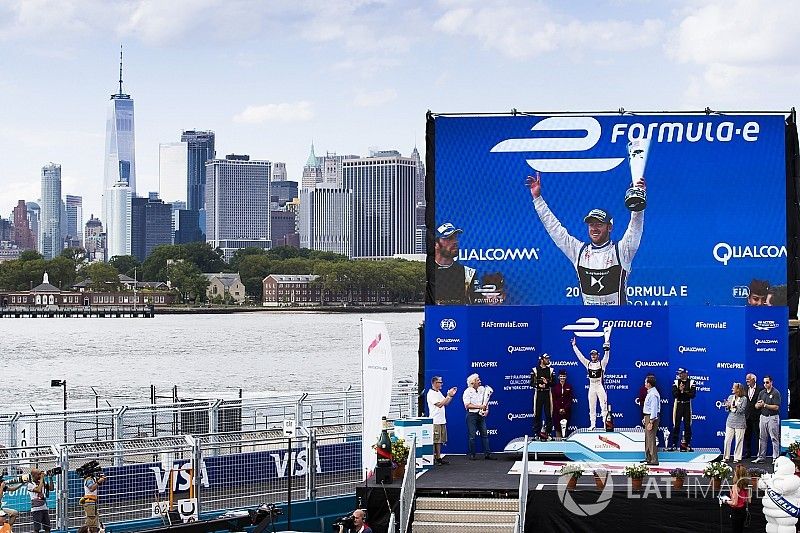 Podio: ganador de la carrera Sam Bird, DS Virgin Racing, segundo lugar Jean-Eric Vergne, Techeetah,