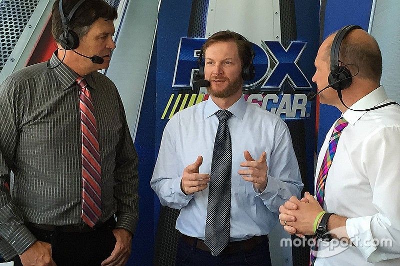 Dale Earnhardt Jr. en la cabina de Fox, con Michael Waltrip y Adam Alexander
