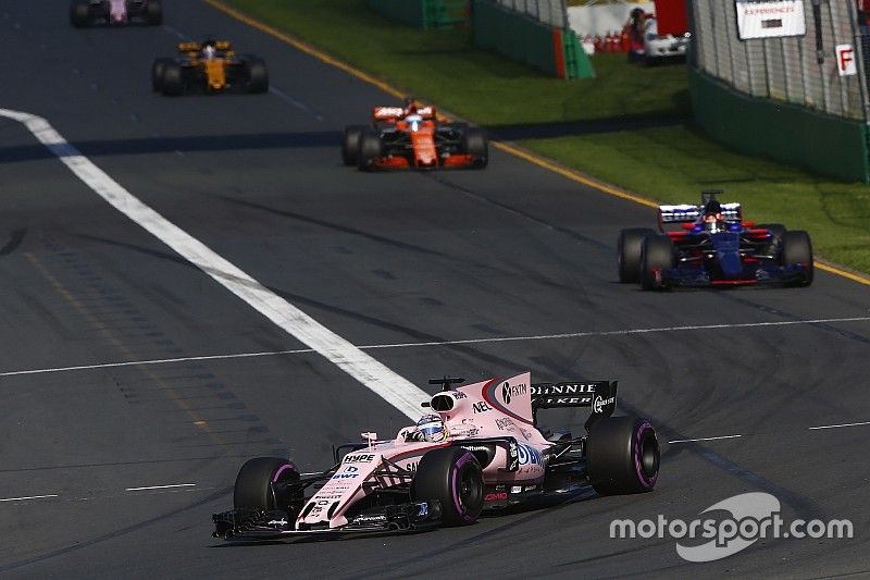 Sergio P&eacute;rez, Force India VJM10, Daniil Kvyat, Scuderia Toro Rosso STR12 y Fernando Alonso, McLaren 