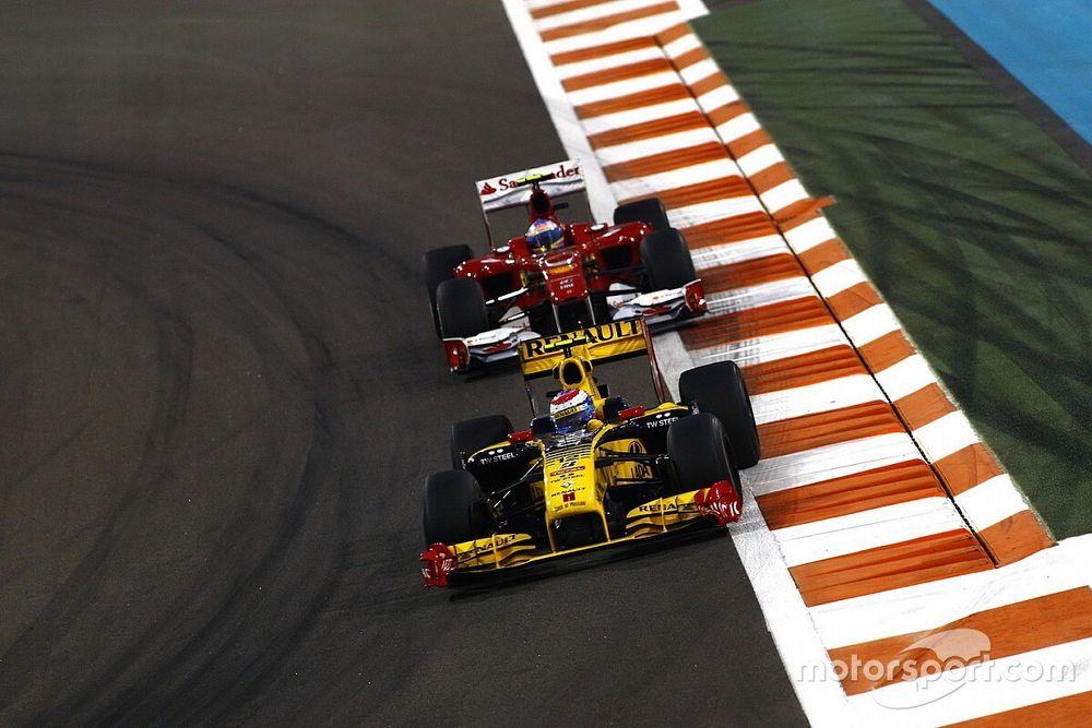 Vitaly Petrov, Renault F1 Team R30, lidera a Fernando Alonso, Ferrari F10