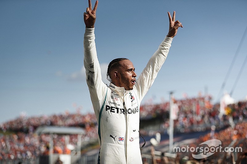 Hamilton nyerte a Magyar Nagydíjat, Vettel megint összeütközött Bottasszal