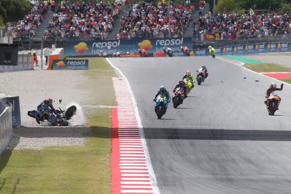 Alex Marquez, Gresini Racing, Pedro Acosta, Red Bull KTM Factory Racing crash
