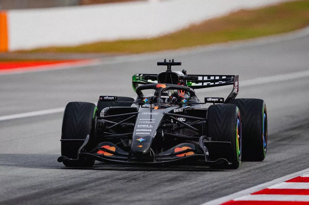 王者の印。”カーナンバー1”がついた自分のF1マシンに、ノリスが