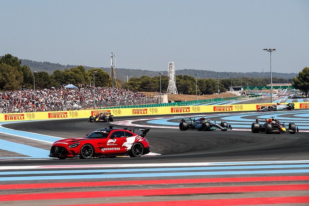 El Safety Car Max Verstappen, Red Bull Racing RB18, Lewis Hamilton, Mercedes W13, Sergio Pérez, Red Bull Racing RB18