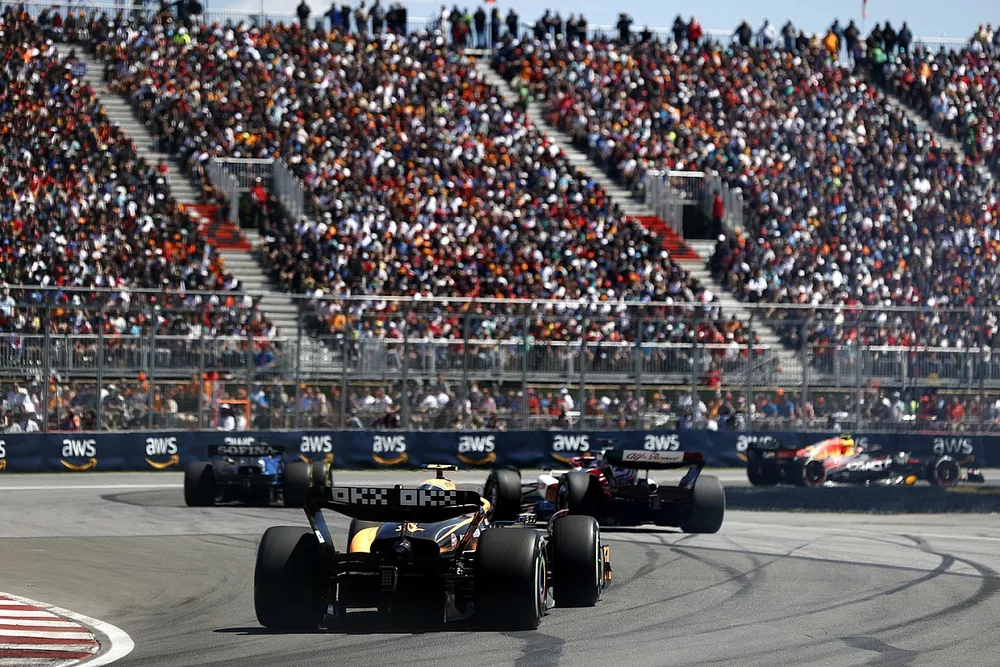Alex Albon, Williams FW44, Valtteri Bottas, Alfa Romeo C42, Lando Norris, McLaren MCL36