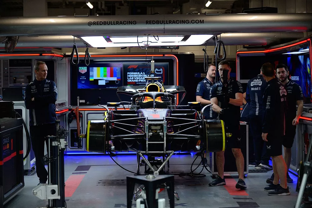 Les mécaniciens au travail sur la voiture de Max Verstappen, Red Bull Racing RB19