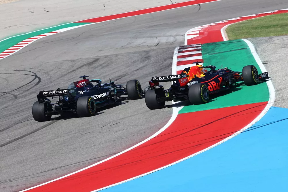 Max Verstappen, Red Bull Racing RB16B, strijdt met Lewis Hamilton, Mercedes W12, bij de start
