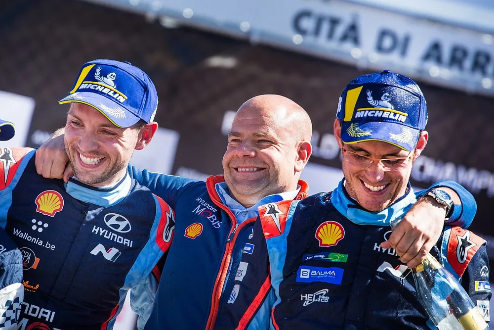 Thierry Neuville, Nicolas Gilsoul, Hyundai Motorsport Hyundai i20 Coupe WRC, avec Andrea Adamo, Team principal Hyundai Motorsport