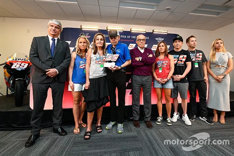 Il Presidente della FIM Jorge Viegas, la famiglia di Hayden, il CEO della Dorna Carmelo Ezpeleta e la fidanzata Jackie Marin