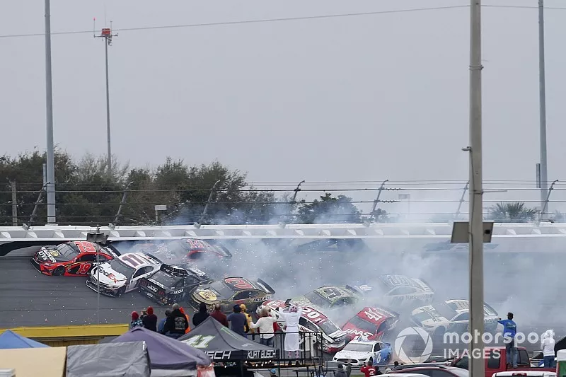 Choque, Martin Truex Jr., Joe Gibbs Racing, Toyota Camry Bass Pro Shops, Kyle Busch, Joe Gibbs Racing, Toyota Camry M&M's Chocolate Bar, Kyle Larson, Chip Ganassi Racing, Chevrolet Camaro Credit One Bank, Ryan Newman, Roush Fenway Racing, Ford Mustang Oscar Mayer Deli Fresh