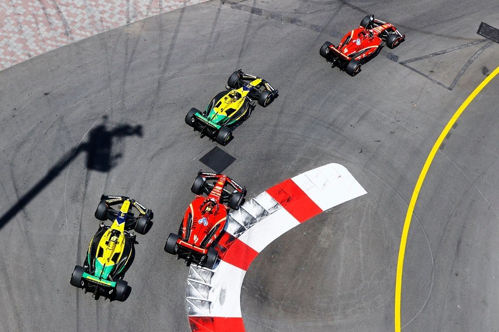 Charles Leclerc, Oscar Piastri, Carlos Sainz, Ferrari SF-24, Lando Norris, McLaren MCL38, en la salida.