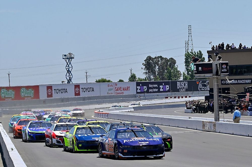 Joey Logano, Team Penske, Autotrader Ford Mustang, Ryan Blaney, Team Penske, Menards/Moen Ford Mustang
