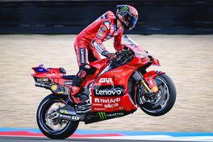 Bagnaia baja el récord para la pole en Assen en MotoGP y Márquez se cae