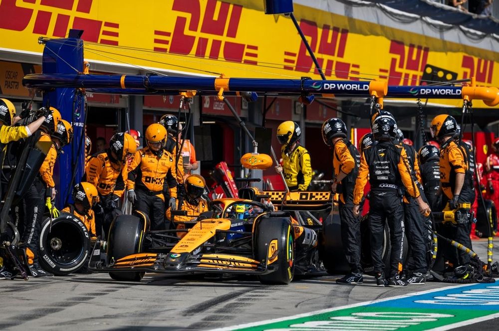 Oscar Piastri, McLaren MCL38, en boxes