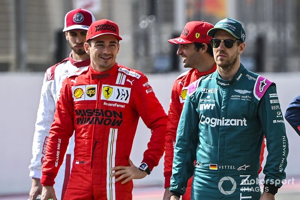 Kimi Raikkonen, Alfa Romeo, Charles Leclerc, Ferrari, Sebastian Vettel, Aston Martin, Max Verstappen, Red Bull Racing, y Sergio P&eacute;rez, Red Bull Racing 
