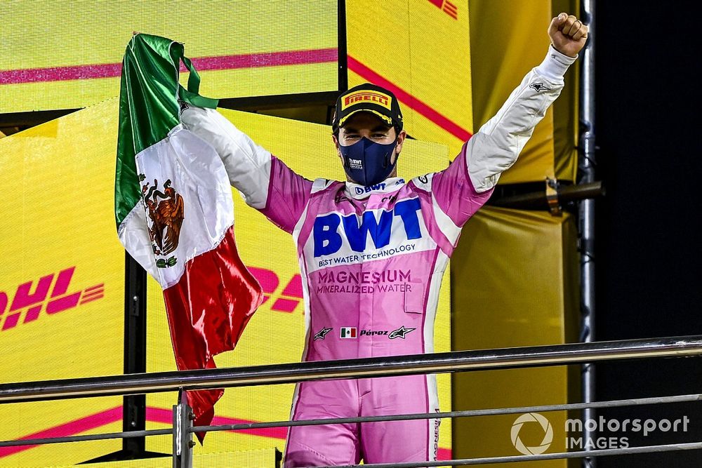 Podio: ganador Sergio Pérez, Racing Point con una bandera de México
