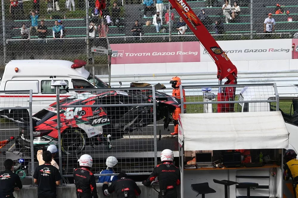 スーパーGT第6戦、ホームストレートで複数台大破の多重クラッシュ