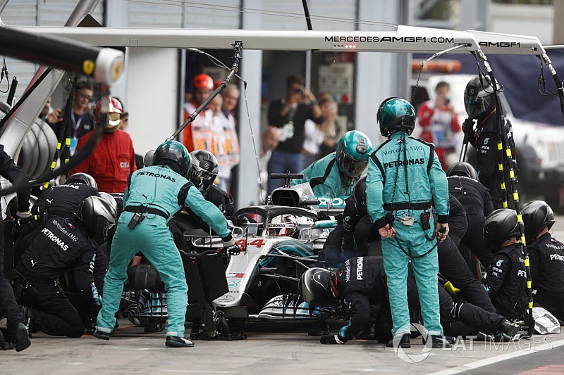 Mercedes niega haber querido engañar a Ferrari en el pitstop