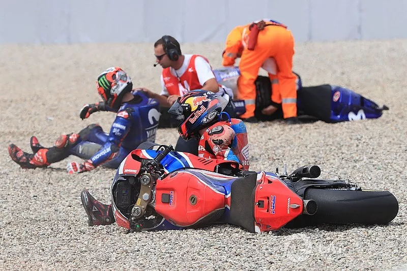 La chute de Stefan Bradl, HRC Honda Team, Maverick Vi&ntilde;ales, Yamaha Factory Racing 
