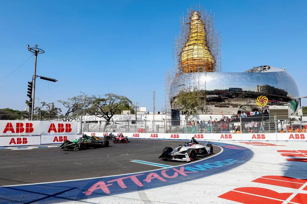 Mitch Evans, Jaguar Racing , Jaguar I-TYPE 6, in the attack zone