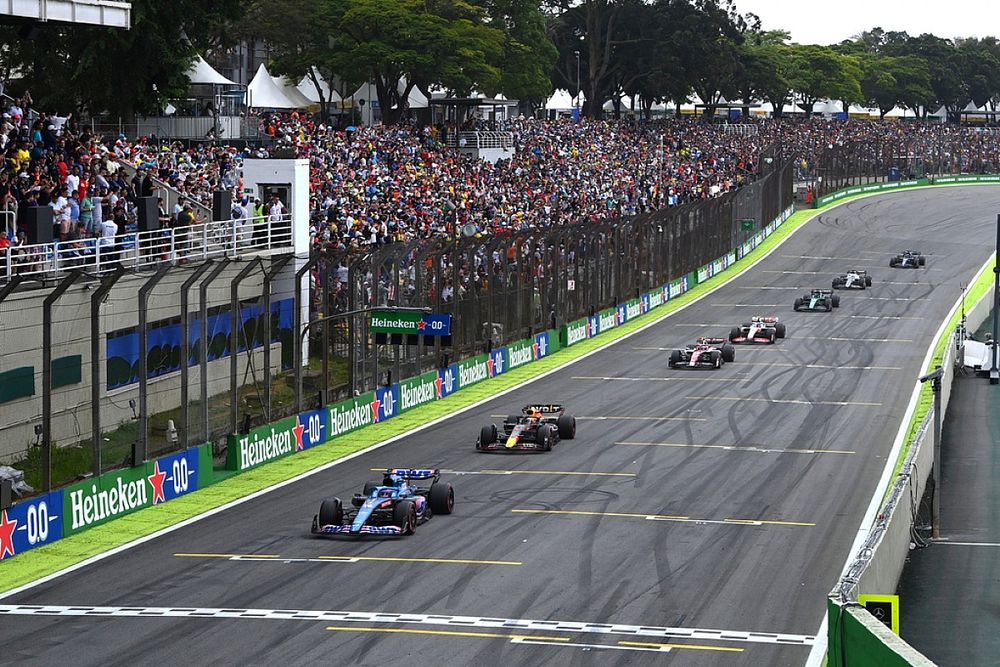 Fernando Alonso, Alpine A522, Max Verstappen, Red Bull Racing RB18, Zhou Guanyu, Alfa Romeo C42