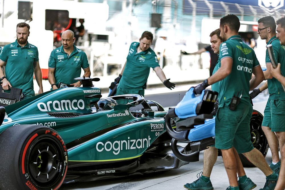 Lance Stroll, Aston Martin AMR23, en boxes durante la clasificación