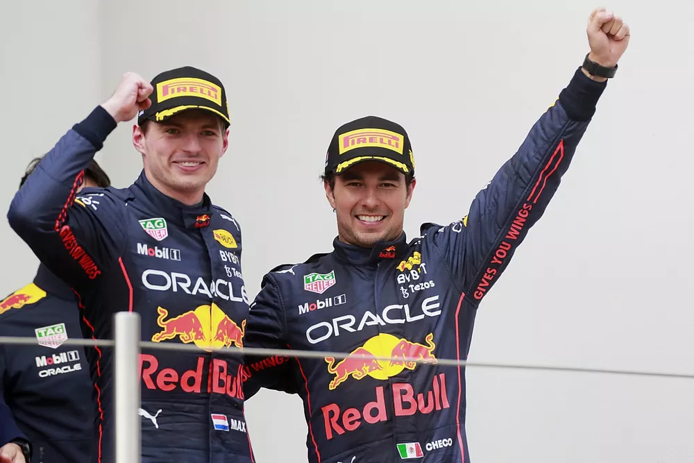 Max Verstappen, Red Bull Racing, primo classificato, Sergio Perez, Red Bull Racing, secondo classificato, festeggiano sul podio