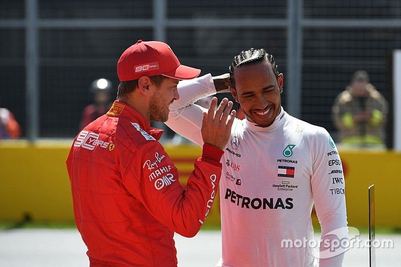 Ganador de la pole Sebastian Vettel, Ferrari, Lewis Hamilton, Mercedes AMG F1 en la calificación
