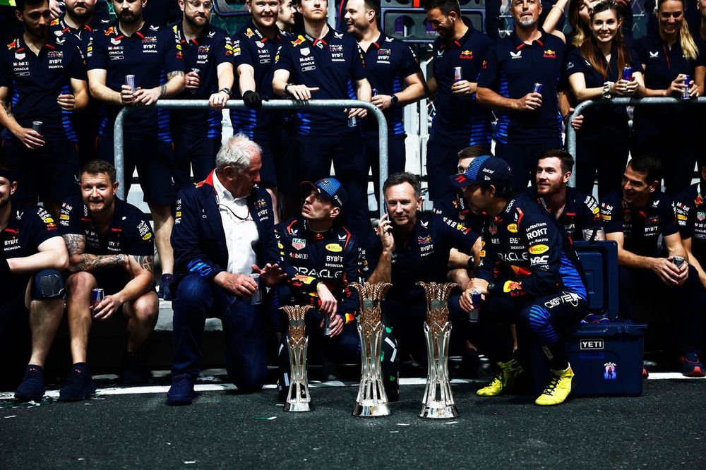 Max Verstappen, Red Bull Racing, Sergio P&eacute;rez, Red Bull Racing, con Helmut Marko, Consultor, Red Bull Racing y Christian Horner, Director de Red Bull Racing. 