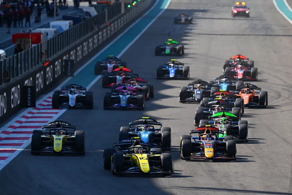 Gabriel Bortoleto, Invicta Racing leads at the start