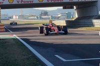 V&iacute;deos: los Sainz, padre e hijo, se despiden de Ferrari rodando juntos