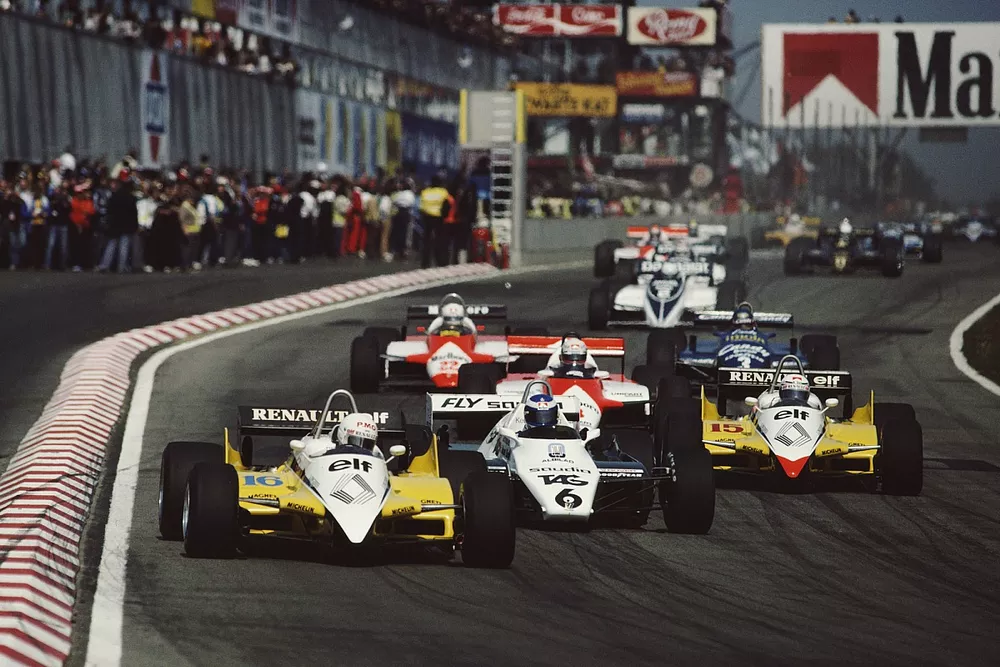 Rene Arnoux, Renault RE30B, devant Keke Rosberg, Williams FW08 Ford, Alain Prost, Renault RE30B, et Niki Lauda, McLaren MP4-1B Ford, au d&eacute;part
