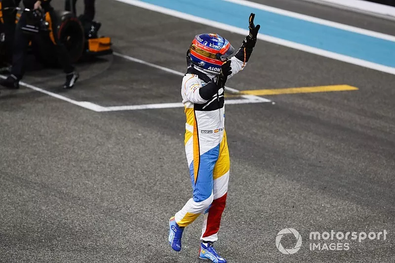 Fernando Alonso, McLaren, saluda a los aficionados despu&eacute;s de completar su &uacute;ltima carrera en la F1.